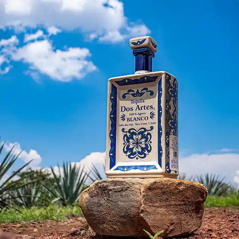 Exhibición de botellas Dos Artes en estante
